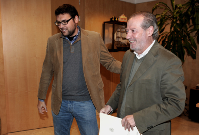 El alcalde de Guillena, Lorenzo Medina, y el presidente de la...