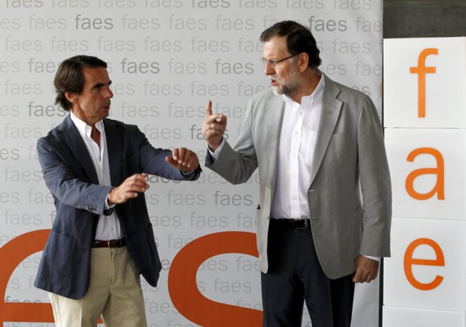 El ex presidente Aznar junto a Mariano Rajoy durante el pasado campus...