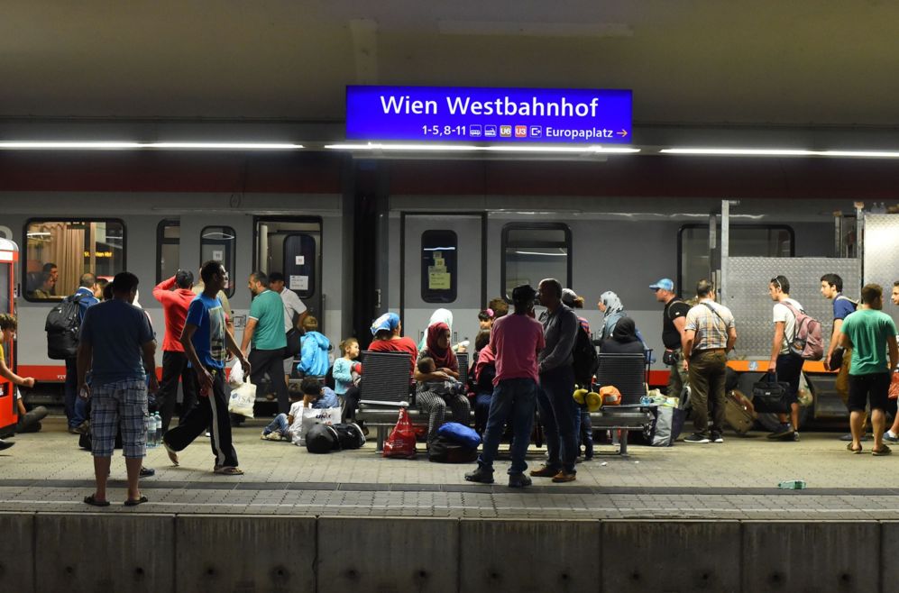 Refugiados descansan en la estacin Westbahnhof de Viena.