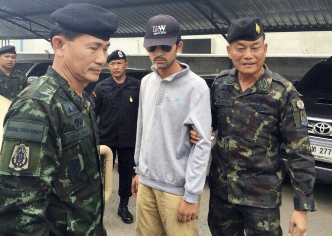 Militares tailandeses, con el sospechoso detenido cerca de la frontera...