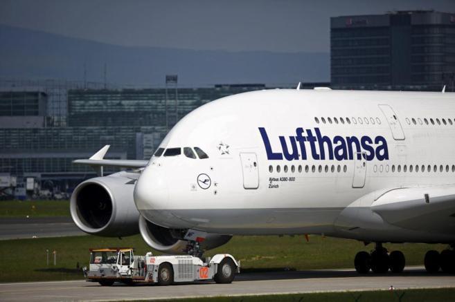 Un avin de Lufthansa en la pista de aterrizaje