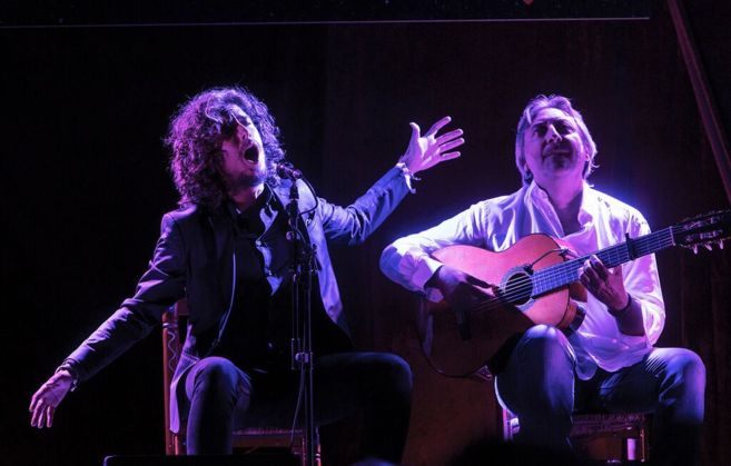 El cantaor Jos Enrique Morente junto al guitarrista  Juan Carmona...