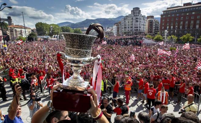 Los jugadores del Athletic con la Supercopa ante la aficin frente al...