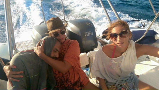 Momento en el que las turistas rescatan al refugiado sirio en el mar.