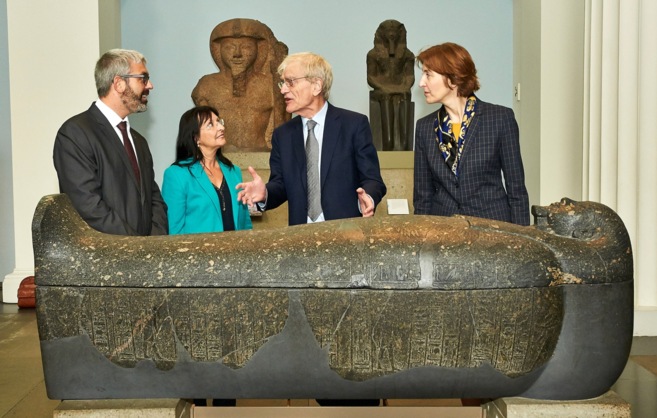 Representantes de La Fudacin laCaixa y del Museo Britnico tras...