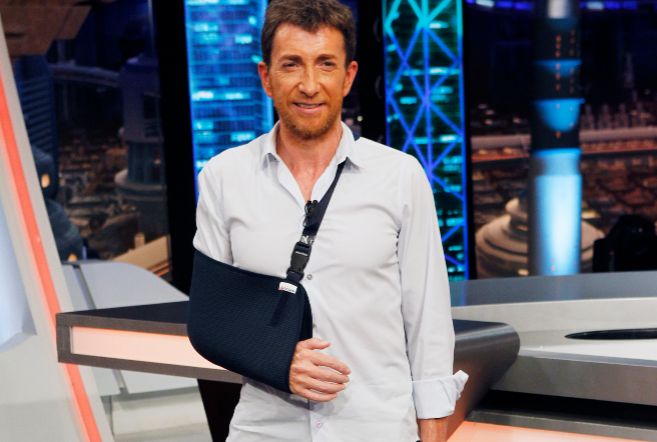 El presentador Pablo Motos, con el brazo en cabestrillo.