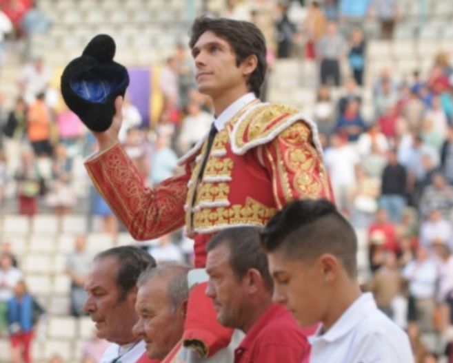 Sebastin Castella sale a hombros de la plaza de toros de Palencia...