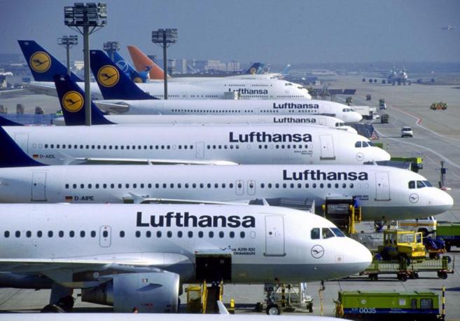 Aviones de la compaa area Lufthansa estacionados en el...
