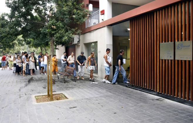 Una cola de parados en un centro del Servef en Valencia