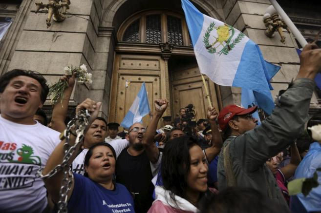Ciudadanos guatemaltecos celebran a las puertas del Congreso la...