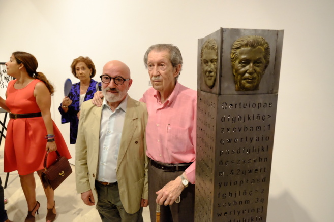 Manuel Alcntara, con Suso de Marcos en la exposicin.
