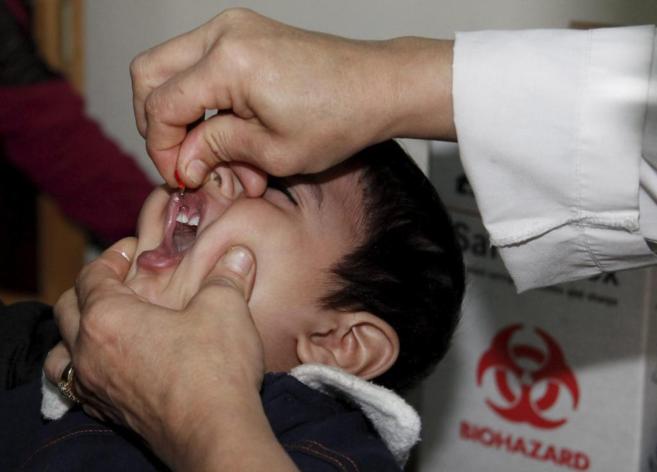 Un nio recibe una vacuna contra la polio en Siria.