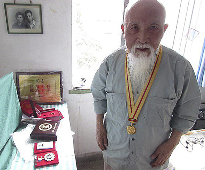 Chen Moqun, a sus 93 aos, con la medalla que le han dado las...