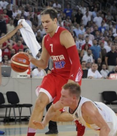 Bogdanovic maneja el baln durante un partido preparatorio