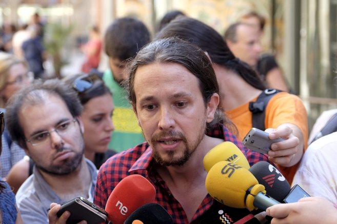 Pablo Iglesias durante una rueda de prensa en Barcelona, frente al...