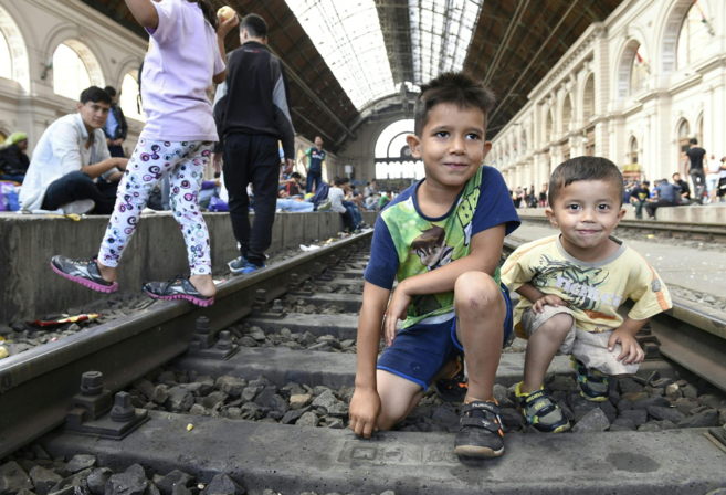 Unos niños en las vías del tren en la estación de tren de Budapest.