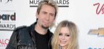 Avril Lavigne y Chad Kroeger en la alfombra roja de los premios...