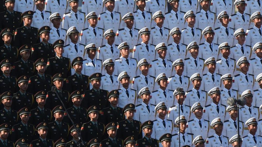 Un coro militar chino, durante el desfile militar en la Plaza de...