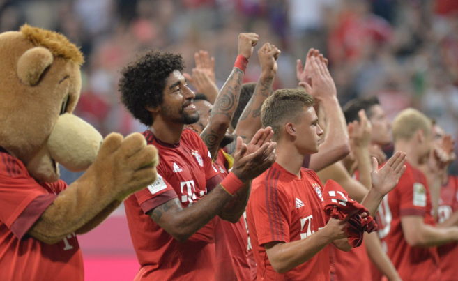 Los jugadores del Bayern de Mnich aplauden antes del comienzo de un...