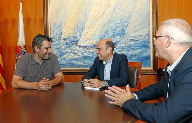 El concejal Carlos Galiana junto al alcalde de Alicante, Gabriel...