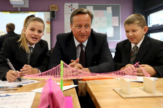El primer ministro britnico, David Cameron, junto a alumnos de un...