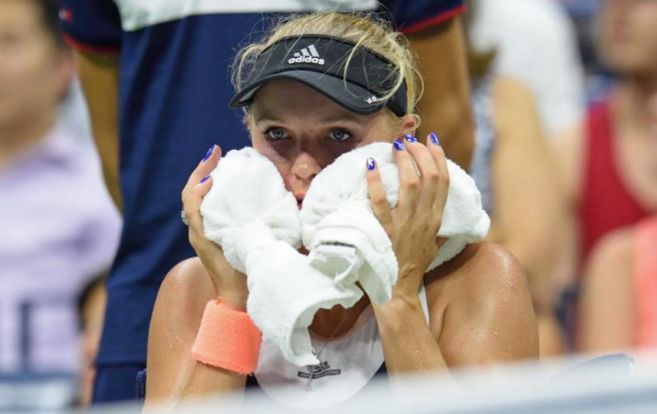 Wozniacki, derrotada por Cetkovska, se alivia del calor durante su...