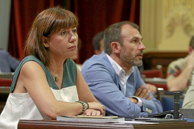 Francina Armengol y Biel Barceló en el Parlament.