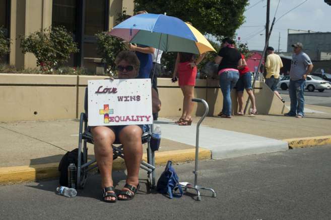 Una mujer sostiene una pancarta en apoyo del matrimonio gay frente al...
