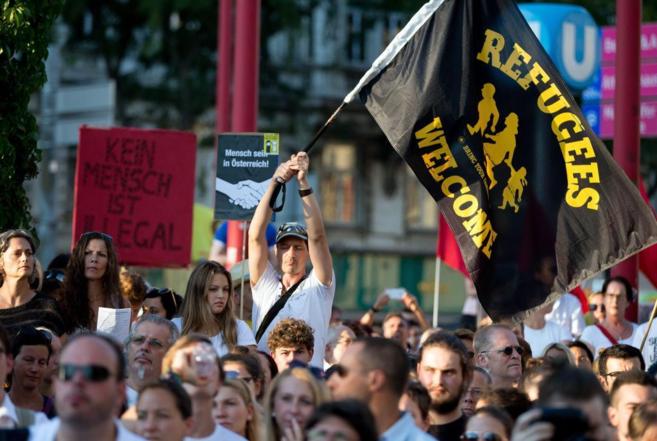 Varias personas se manifiestan en Viena (Austria) para defender los...