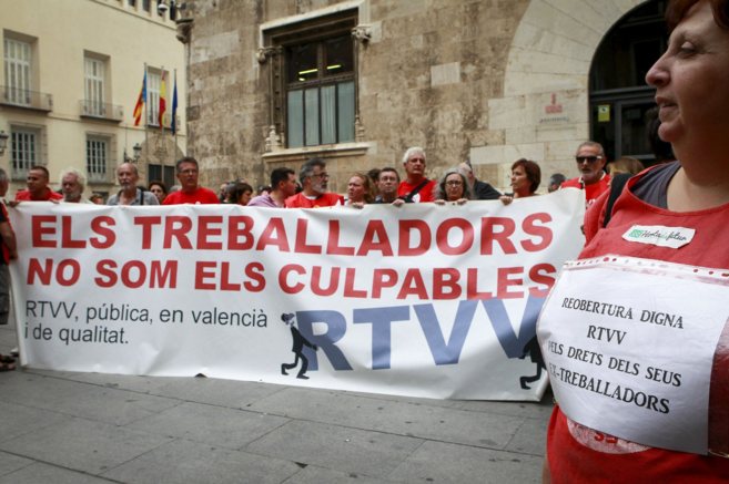 Los ex trabajadores de RTVV, en la protesta de hoy ante las puertas...
