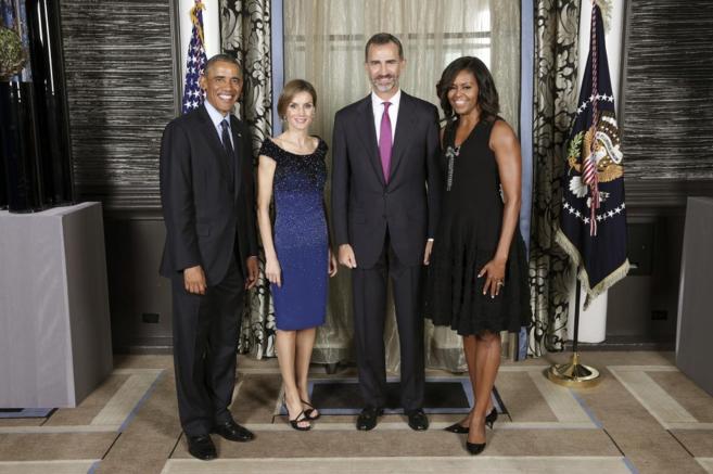 De izq. a dcha, Barack Obama, Doa Letizia, Don Felipe y Michelle...