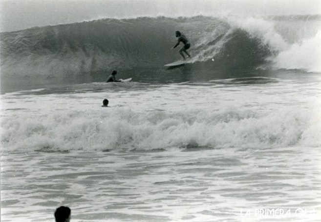 Algunos de los pioneros del surf lo practican en la localidad...