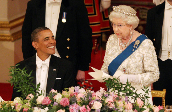 Barack Obama junto a la Reina Isabel II durante una cena oficial.