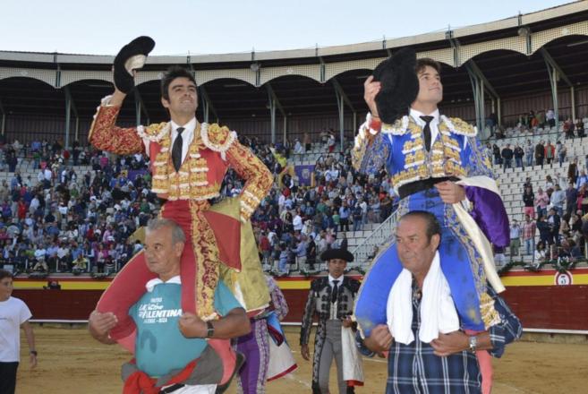 Miguel ngel Perera y Jos Garrido salen a hombros de la plaza de...
