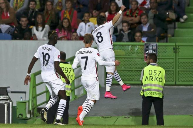 Mathieu Valbuena celebra su gol con Pogba y Griezmann