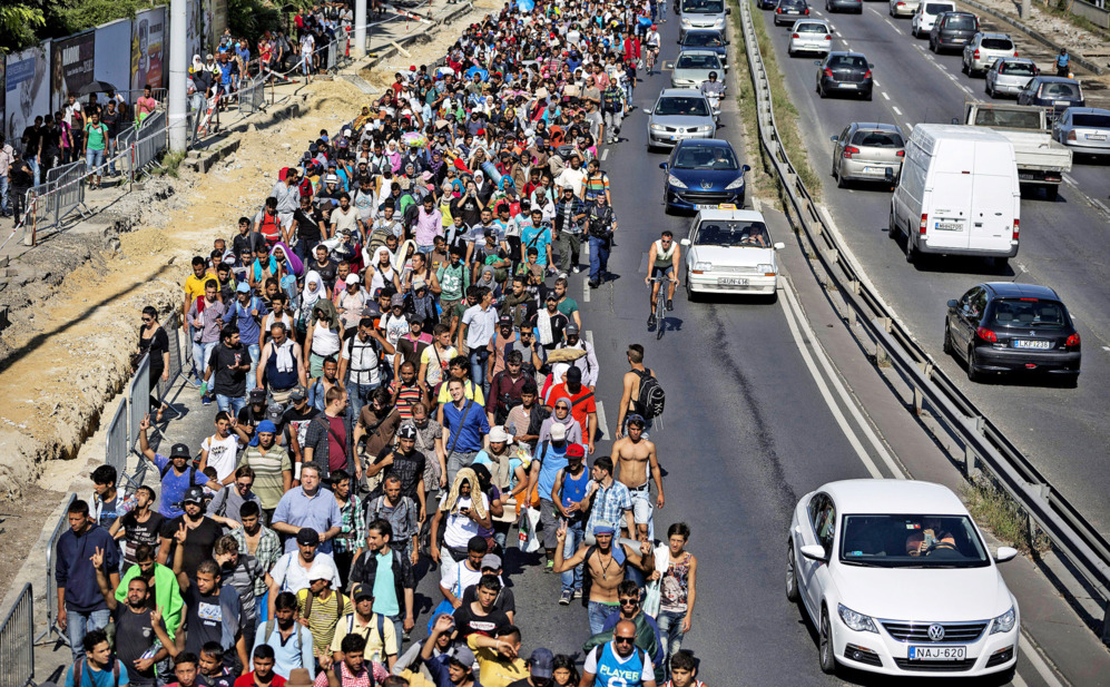 Cientos de refugiados marchan desde Budapest hacia la frontera con...
