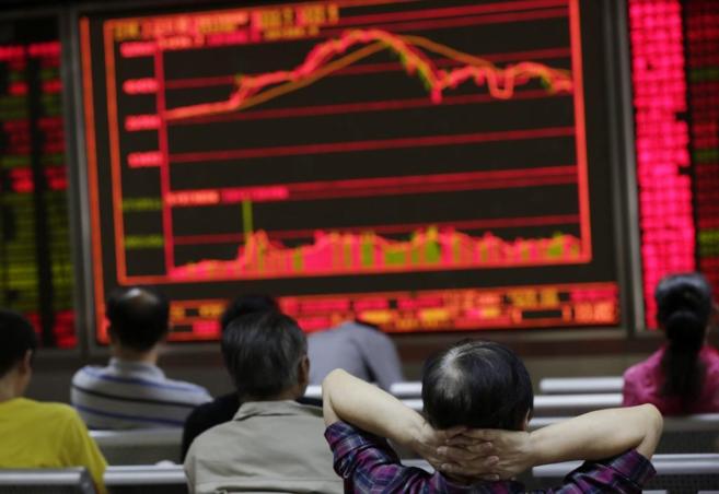 Inversores observan la evolucin de la Bolsa de Shanghai