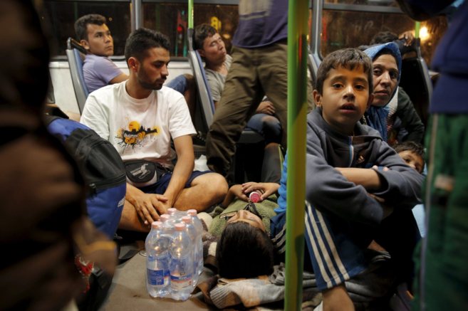 Refugiados en un autobús camino de la frontera con Austria.