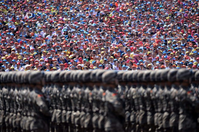 Una multitud asiste al desfile militar en la plaza de Tiananmen en...