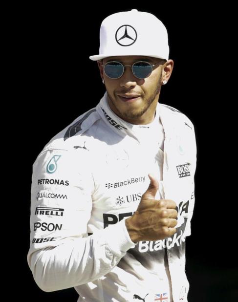 Hamilton celebra la pole lograda en Monza.