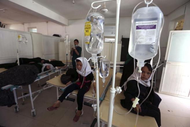 Niñas afganas reciben tratamiento médico en un hospital tras...
