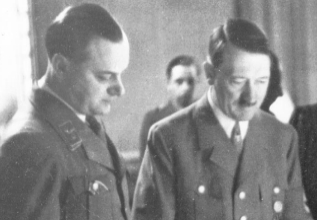 Alfred Rosenberg y Adolf Hitler, en 1938.