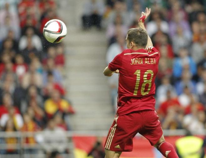 Jordi Alba remata de cabeza, en la accin del primer gol de Espaa