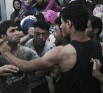 Refugiados sirios y afganos pelean por el orden de registro en el...
