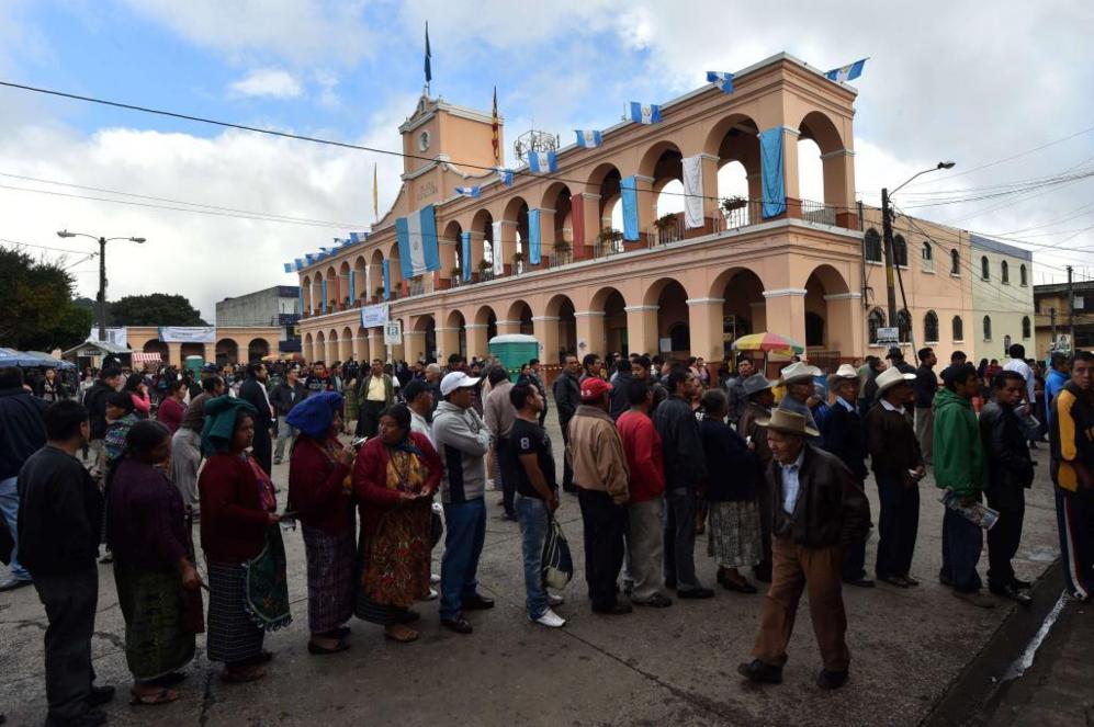 Los votantes hacen cola en San Juan Sacatepequez, a 40 kilmetros de...