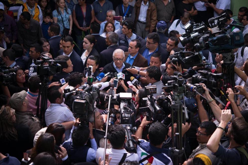 El presidente de Guatemala, Alejandro Maldonado, atiende a los medios...