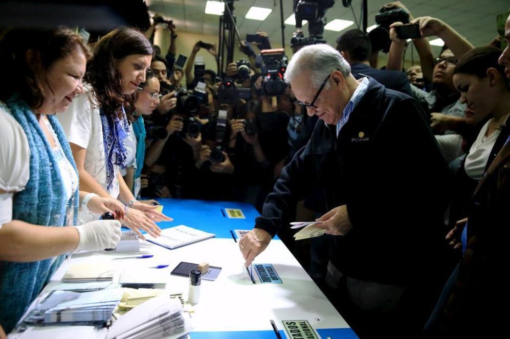 Alejandro Maldonado, presidente de Guatemala, deposita su voto en una...