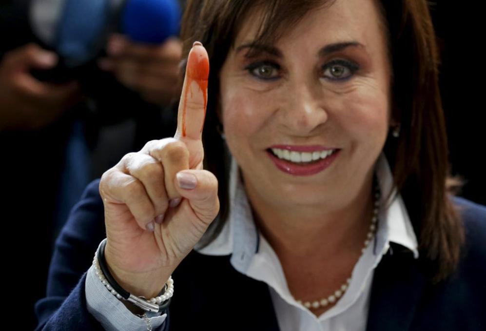 Sandra Torres muestra su dedo marcado con tinta tras haber votado en...