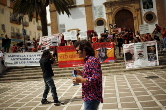 Morante pasea frente a la manifestacin antitaurina celebrada este...