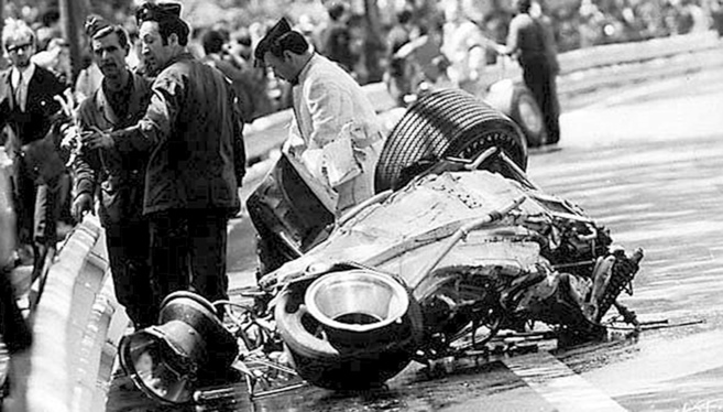 Estado del coche de Rolf Stommelen tras su accidente en Motjuic...